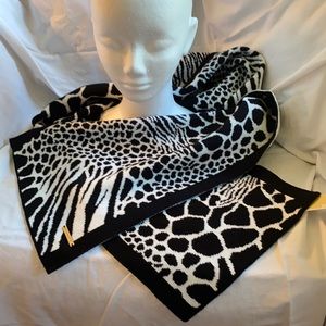 Michael Kors REVERSIBLE Cream and black animal print scarf